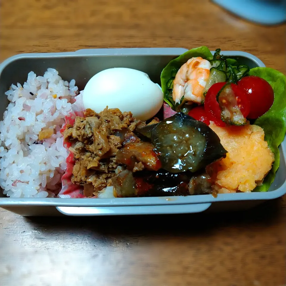 今日のおべんとう
舞茸と挽き肉のそぼろ
ゆで卵
トマトきゅうりとえびのドレッシング和え
タラモサラダ
五穀米|chiroruさん