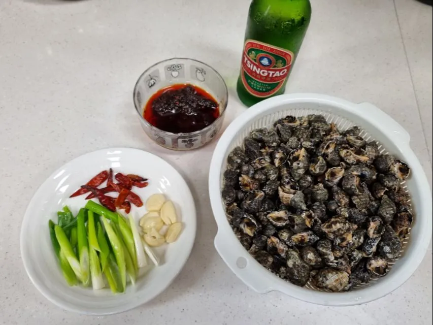 Snapdishの料理写真:saute hot and spicy whelk in beer|steven z.y.さん