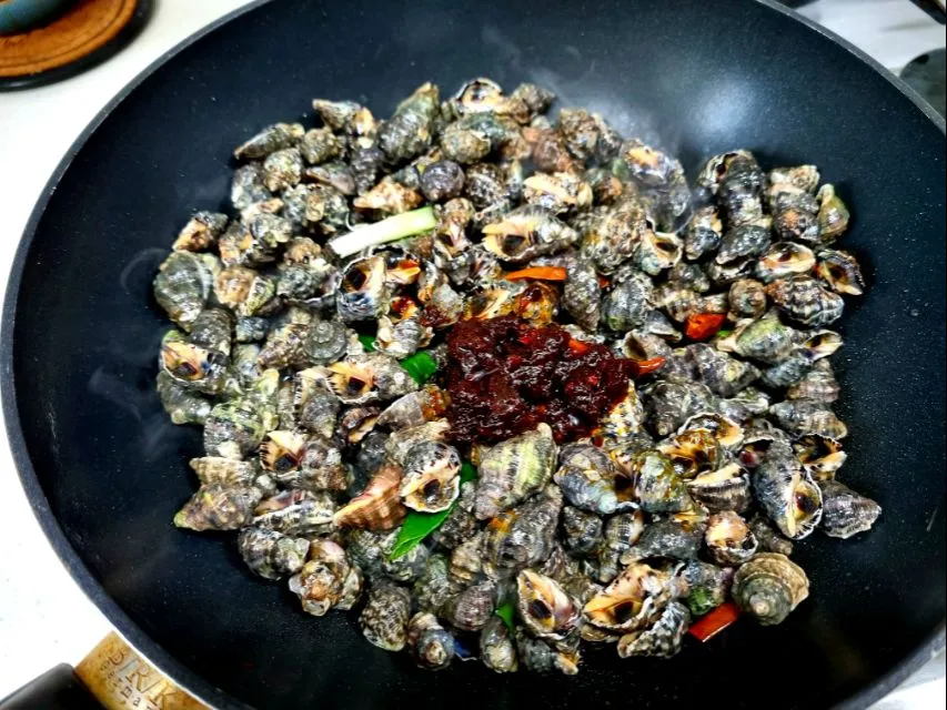 saute hot and Spicy whelk in beer|steven z.y.さん