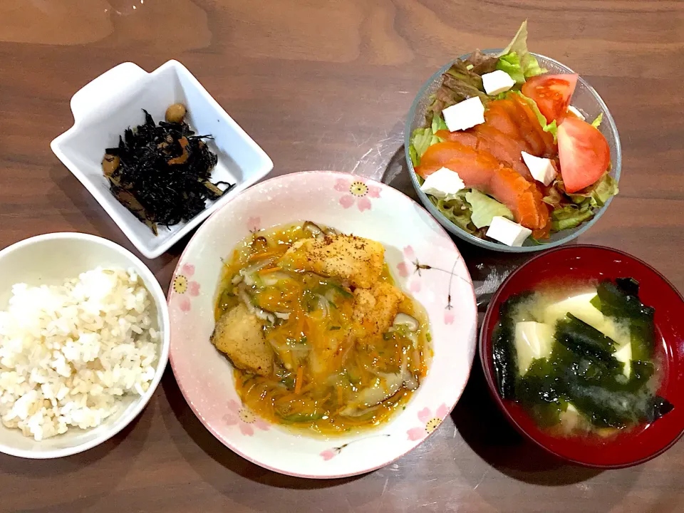 鱈の唐揚げあんかけ 豆腐とわかめの味噌汁 スモークサーモンとクリチのサラダ ひじきの煮物|おさむん17さん