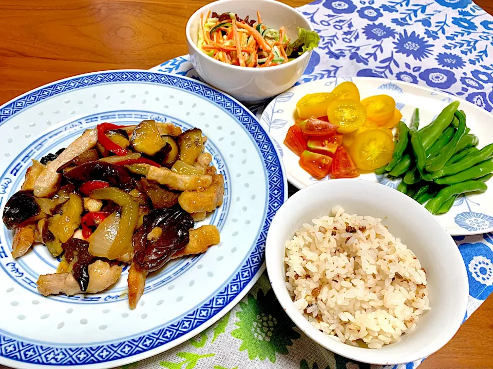 夏野菜　茄子とキクラゲの酢豚　きゅうりと人参とツナのサラダ　雑穀米　夕食|なおみさん