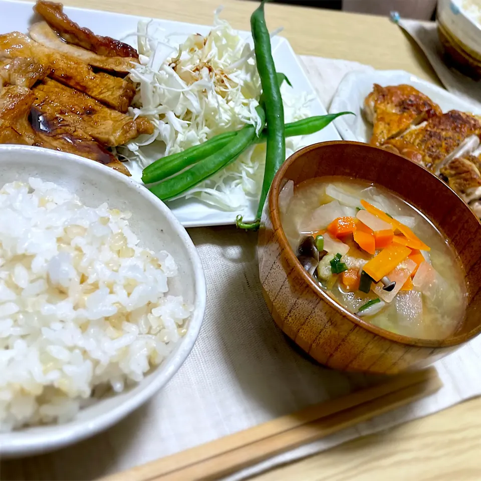 Snapdishの料理写真:晩ご飯（6/18）
✳︎玄米ご飯
✳︎具沢山味噌汁
✳︎とんてき（キャベツ・いんげん）
✳︎鶏肉のブラックペッパー焼き|さっちんさん