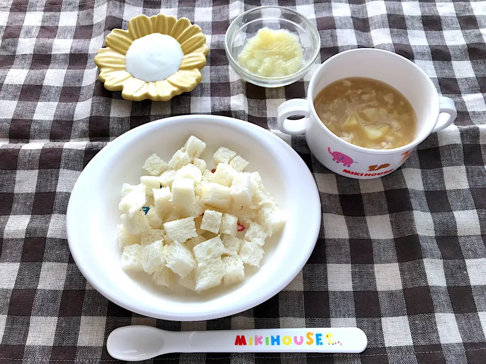 【離乳食】食パン、鶏胸肉と野菜のコンソメスープ、もも、ヨーグルト|sayaさん