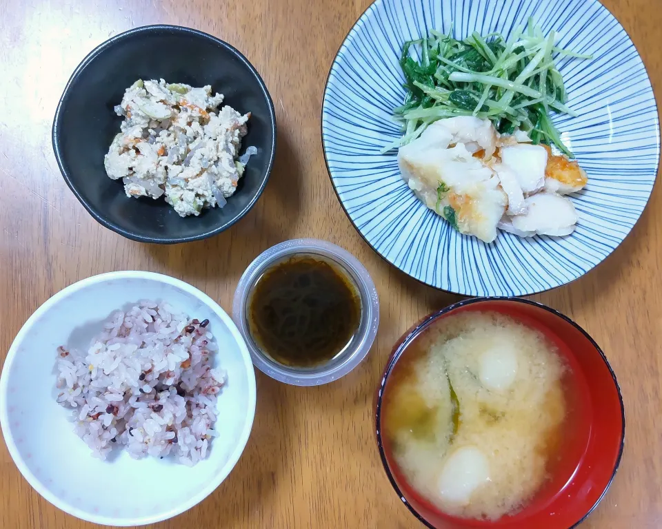 Snapdishの料理写真:６月１８日　鱈と水菜の白だし焼き　白和え　もずく　お麩とわかめのお味噌汁|いもこ。さん