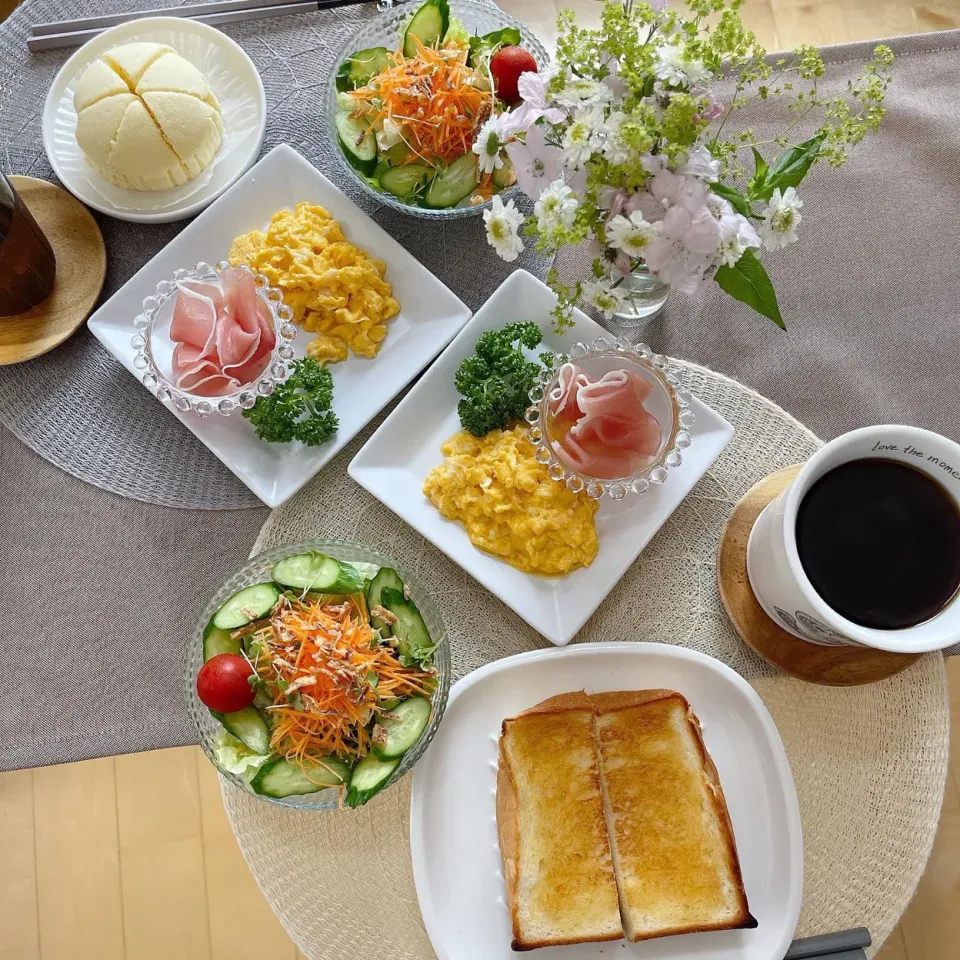 Snapdishの料理写真:6/19❤︎休日モーニング❤︎🌱
・バタートースト
・ミルク蒸しパン
・スクランブルエッグ&生ハム
・グリーンサラダ|Makinsさん