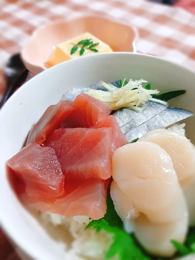 ホタテとイワシとマグロの海鮮丼
玉子豆腐と共に|マイキーさん