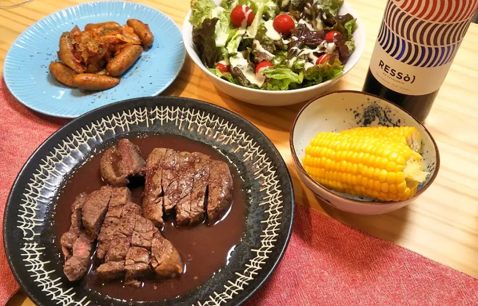 ヒレ肉のステーキ 赤ワインソース
ウインナーとたまねぎのケチャップマスタード炒め
サラダ
とうもろこし|ひろゴーヤさん