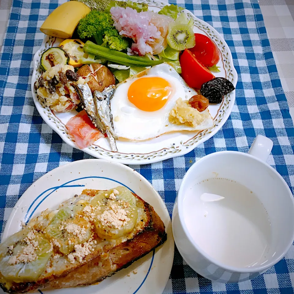 Snapdishの料理写真:今日の朝ごはん★フランスパンにキウイとクリームチーズ、ミニプリンとハチミツ、きな粉とシナモンパウダーをかけて焼きました|riko30294さん