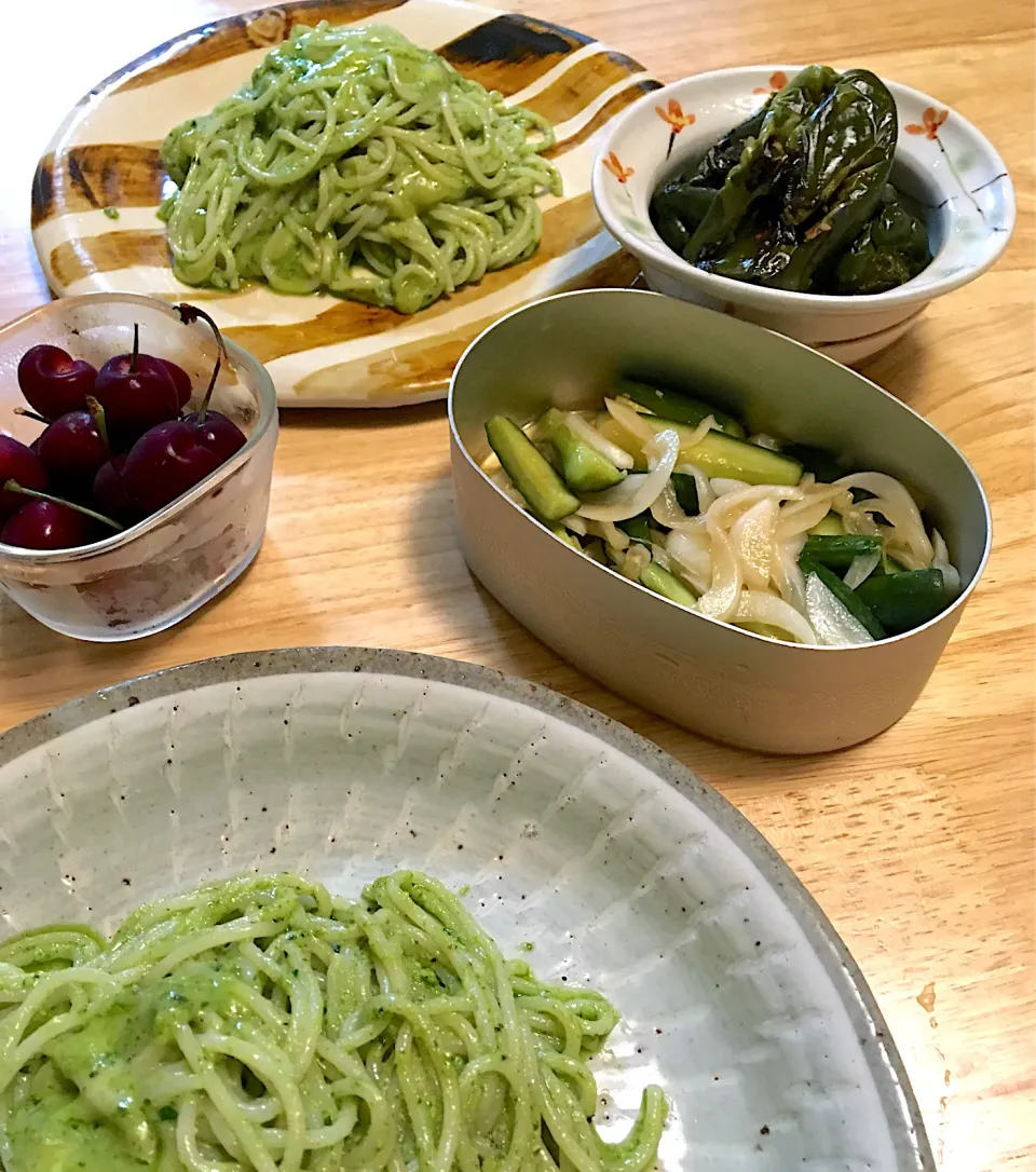 Snapdishの料理写真:緑な食卓🙃ジェノベーゼパスタ、キュウリと玉ねぎのマリネ、ピーマンの焼き浸し、アメリカンチェリー|さくたえさん