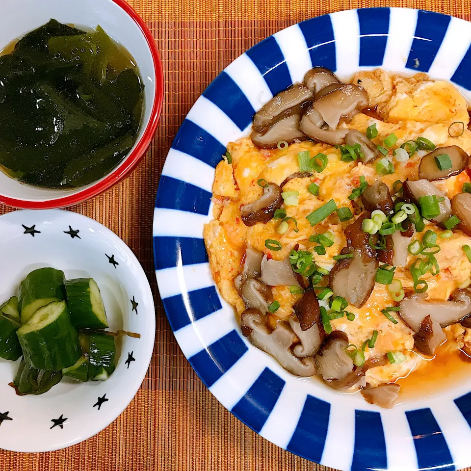 天津飯♡わかめスープ♡きゅうりの塩昆布漬け♡|まゆかさん