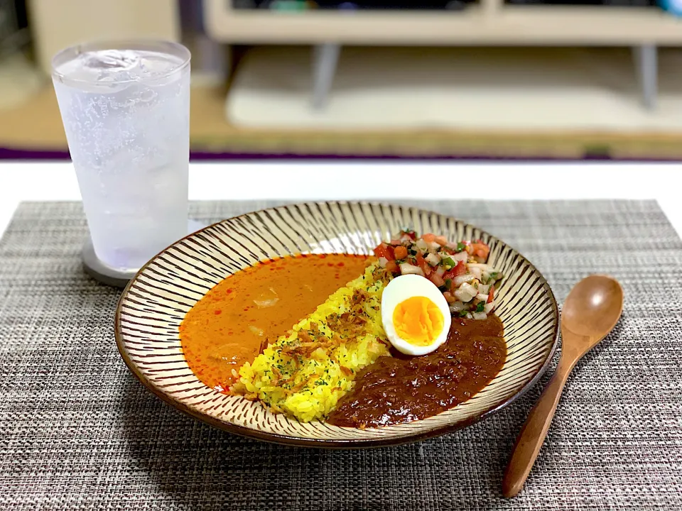 Snapdishの料理写真:お昼ごはん、あいがけカレー。カチュンバルも作りました♪|yukiさん