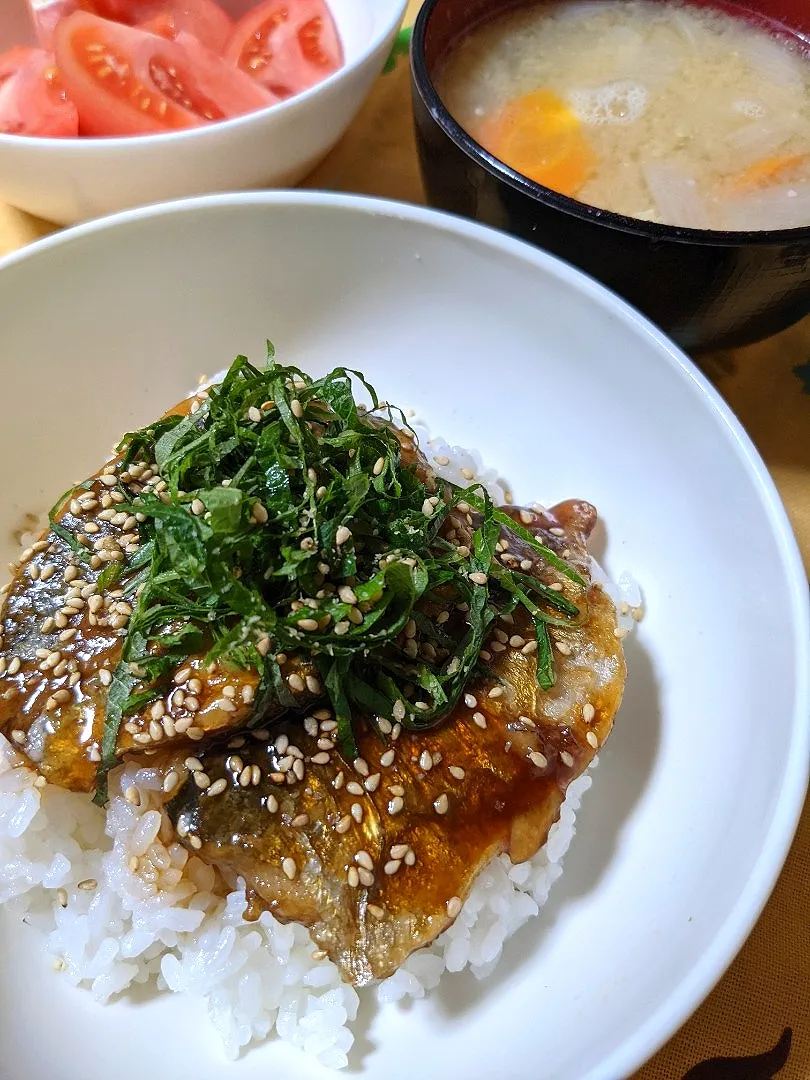 自家製のシソちゃんを乗せたアジの蒲焼丼|ぽっぽさん