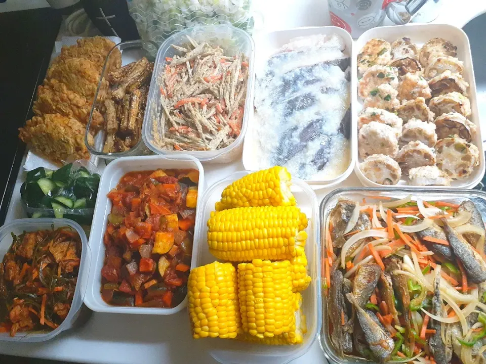 ☆作り置き☆カジキの野菜揚げ、牛蒡甘辛、牛蒡サラダ、鱈塩麹漬け、蓮根肉ハサミ焼、小アジ南蛮漬け、とうもろこし、ラタトゥイユ、胡瓜浅漬け、昆布煮|ｼｮｺﾗさん