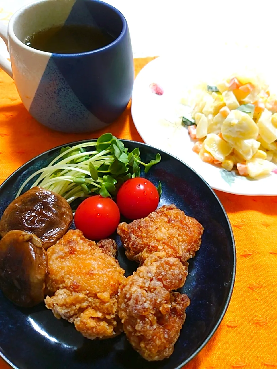 夕食です

唐揚げとポテトサラダ|🍒ふみりん🍒さん