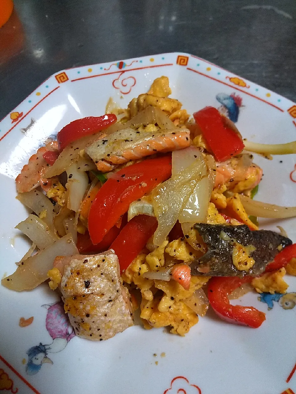 今日の晩御飯
※鮭のハラスと卵野菜の塩炒め|れあMIXさん