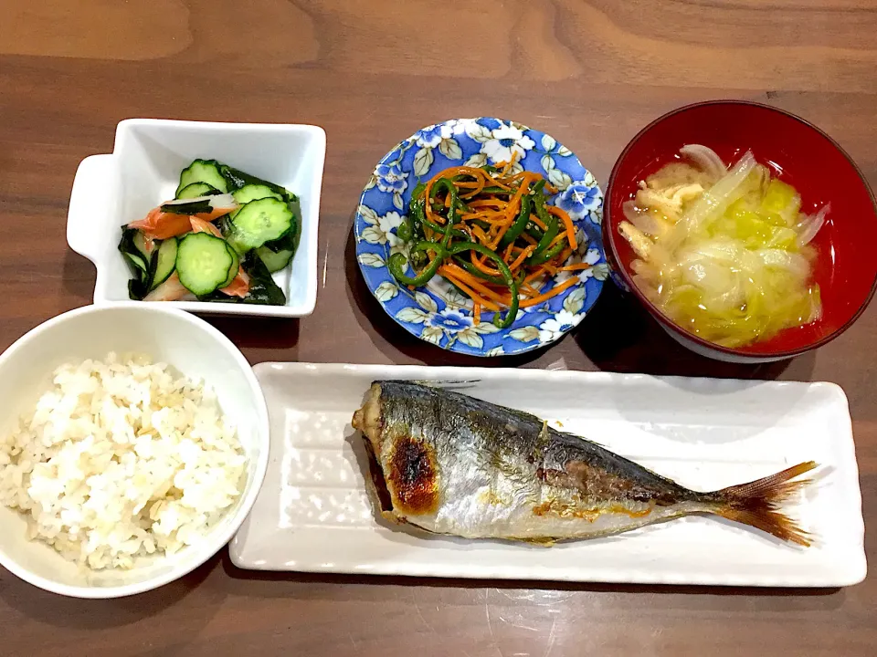 鯵の塩焼き キャベツと玉ねぎの味噌汁 人参とピーマンのきんぴら カニカマときゅうりの酢の物|おさむん17さん