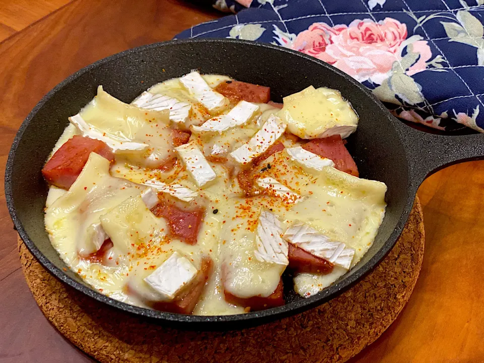 ブリー🧀とブロックベーコン🥓のオーブン焼き　七味風味|まめすけ。さん