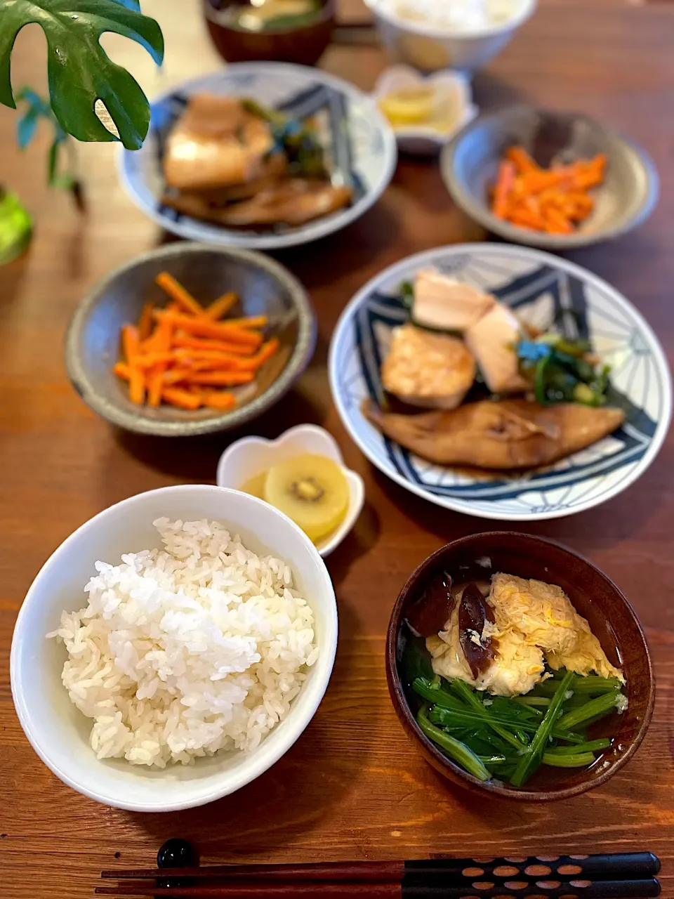 かれいとネギの煮付け、ほうれん草とたまごのおすまし、にんじんしりしり|ＭＡＲＵＥ家の食卓さん