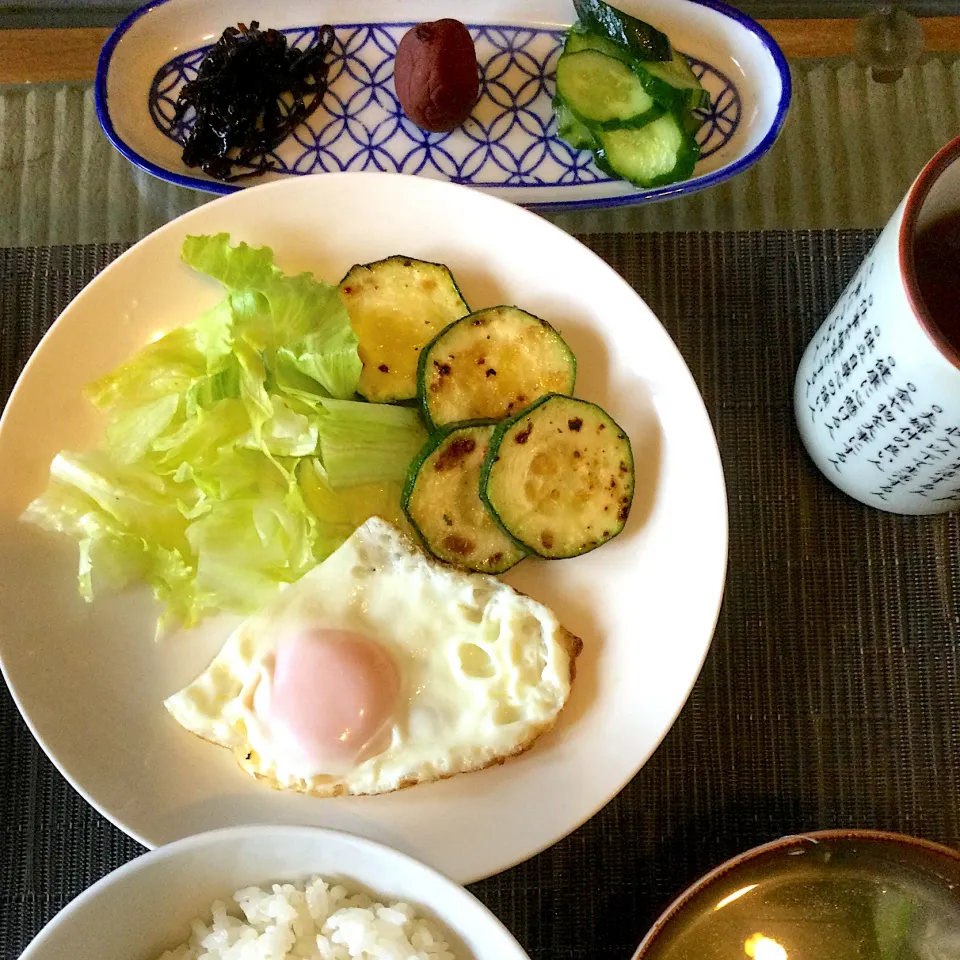 2021年6月20日男前美容師の手作り朝ごはん　目玉焼き　ズッキーニソテー　玉ねぎとワカメスープ　キュウリ浅漬け　今日も美味しくいただきました😄|Booパパさん