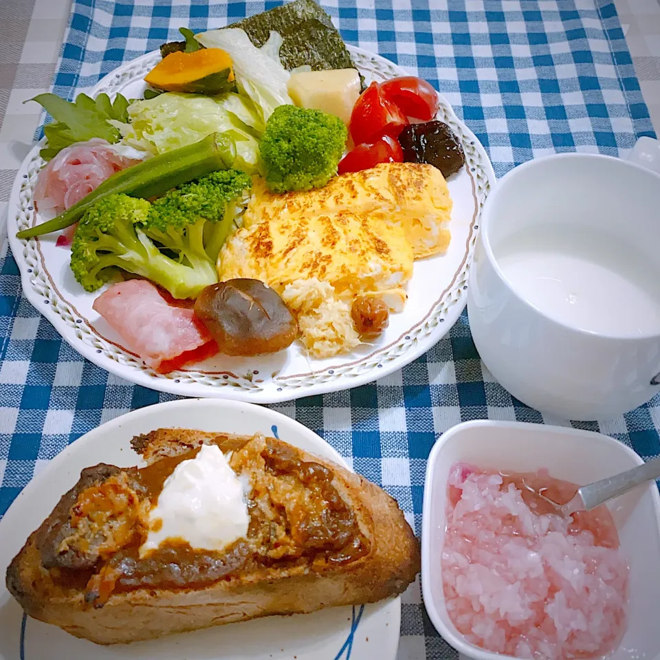 今日の朝ごはん★蕎麦くるみレーズンパンのクリームチーズカレートースト★野菜と卵は酢玉ねぎソースをたっぷりかけて♪|riko30294さん