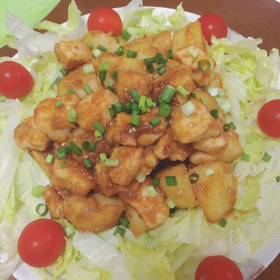 Snapdishの料理写真:鶏むね肉とじゃがいものピリ辛ゴマ味噌炒め🥔|waiwaiさん