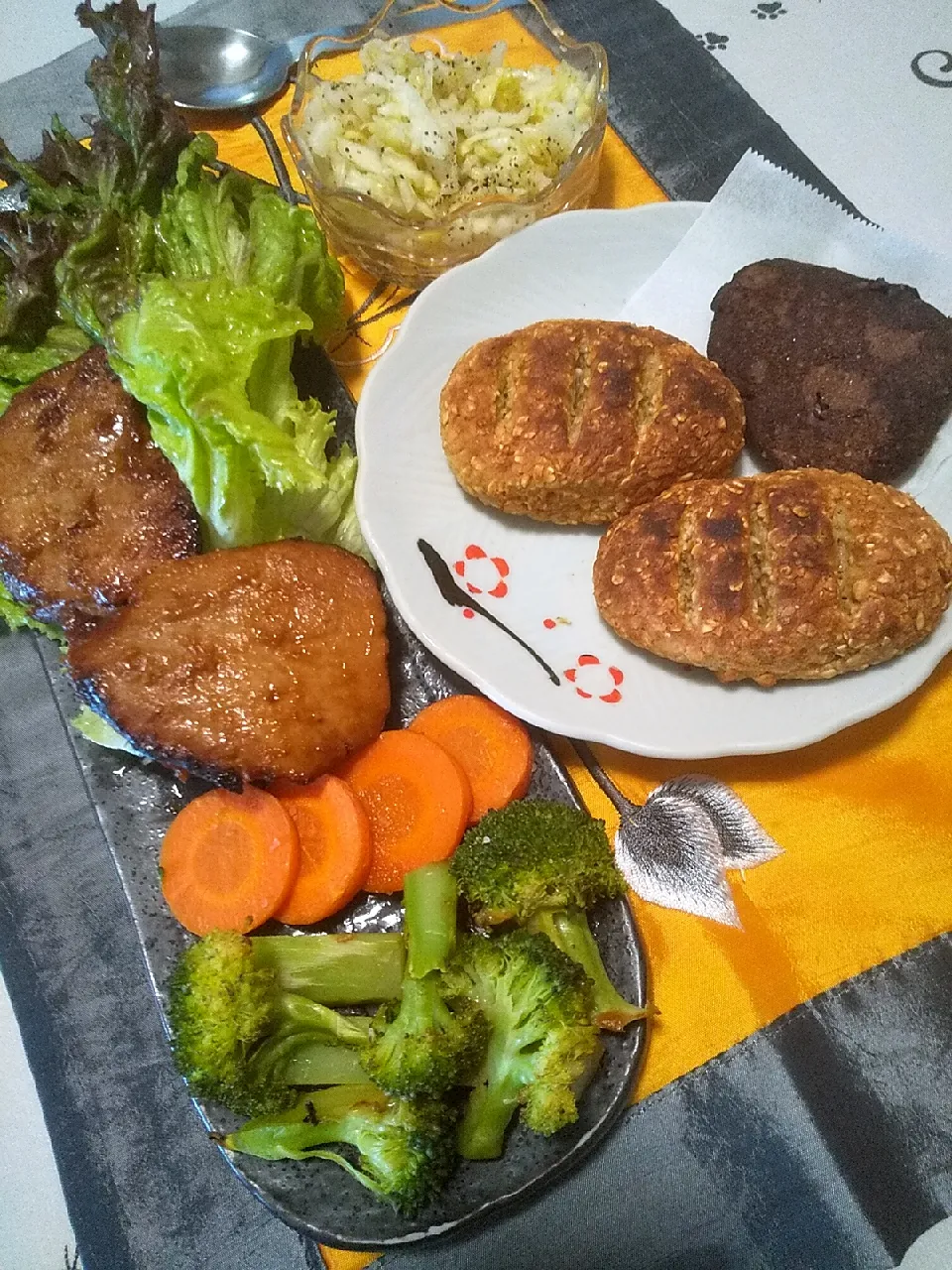 今日のお昼ごはん
※豚ヒレ肉の漬け焼き野菜添え
※オートミールのパン
※おからパウダーのスコーン
※酢キャベツ|れあMIXさん