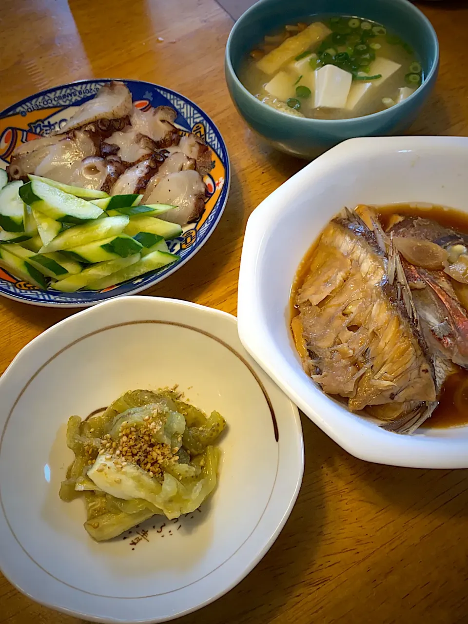 鯛のあら煮と、炙り蛸と、焼き茄子と、豆腐となめこと南瓜の味噌汁|もえさん