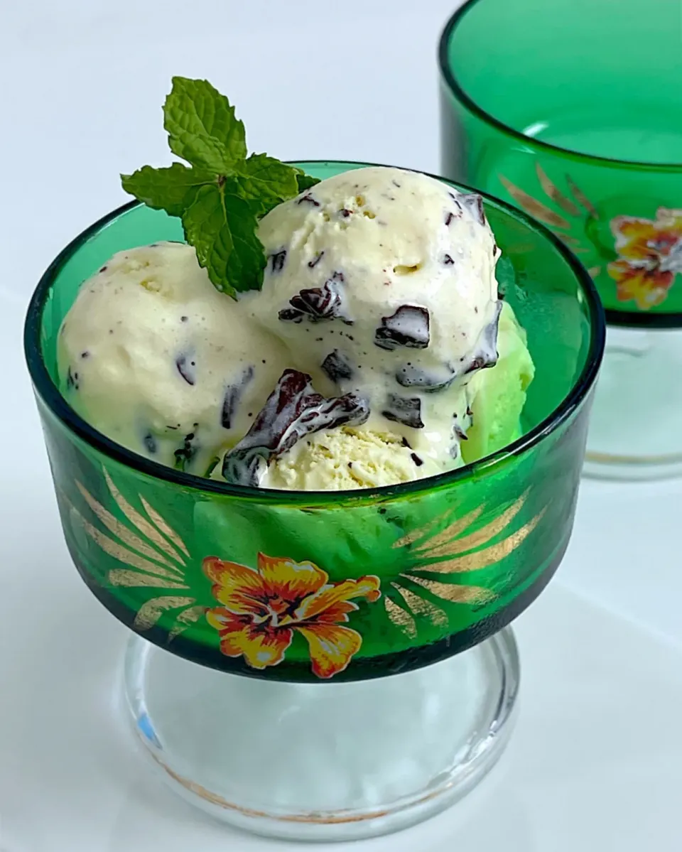 Mint infused ice cream with dark chocolate|12Dragonさん