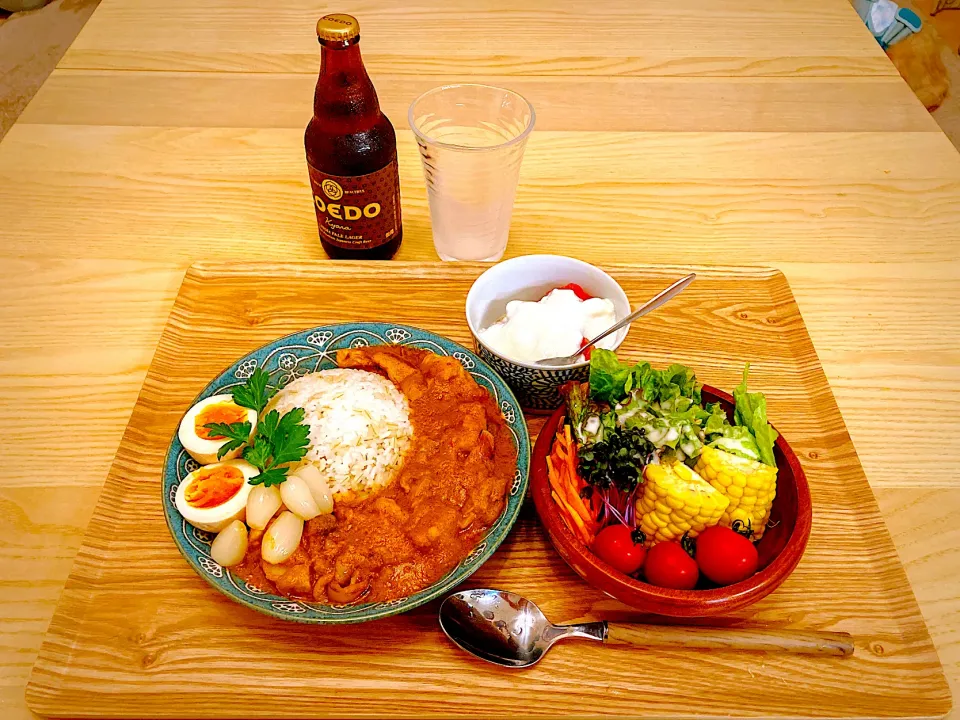 Snapdishの料理写真:今日の夕食　マッサマンカレー　サラダ　フルーツヨーグルト|ふわ猫はなちゃんさん