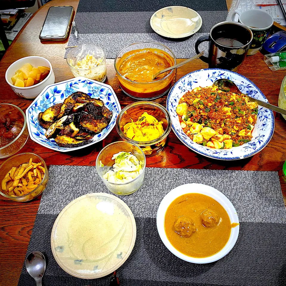 麻婆豆腐、茄子の生姜焼き、ミートボールのカレークリーム煮、常備菜、漬物|yakinasuさん