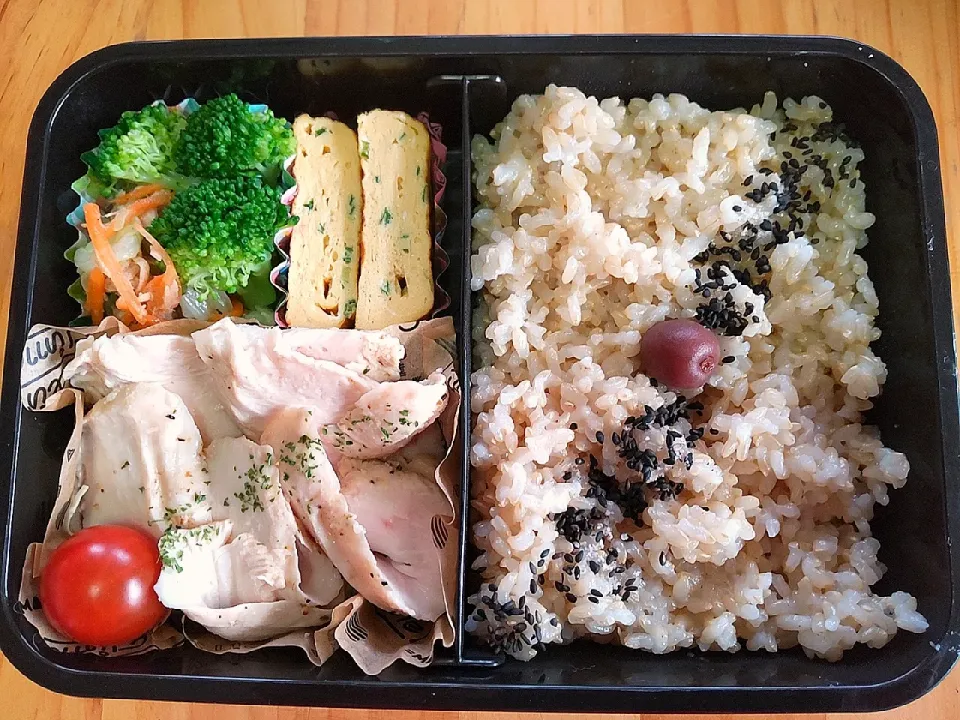 今日の長男さんのお弁当　自家製鶏ハムレモンペッパー（たんぱく質を摂りたい！！弁当）|ペコちゃんさん