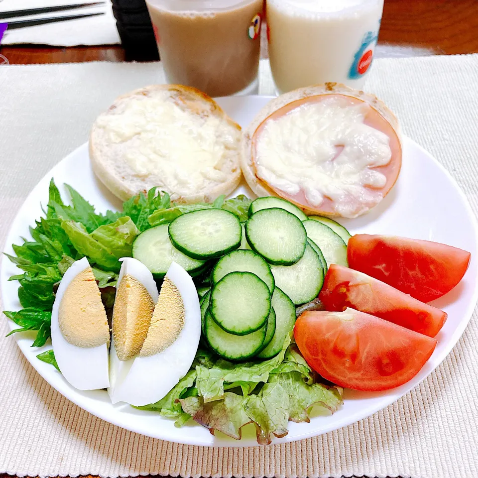 野菜たっぷりサラダとイングリッシュマフィンハムチーズ焼き|akkoさん