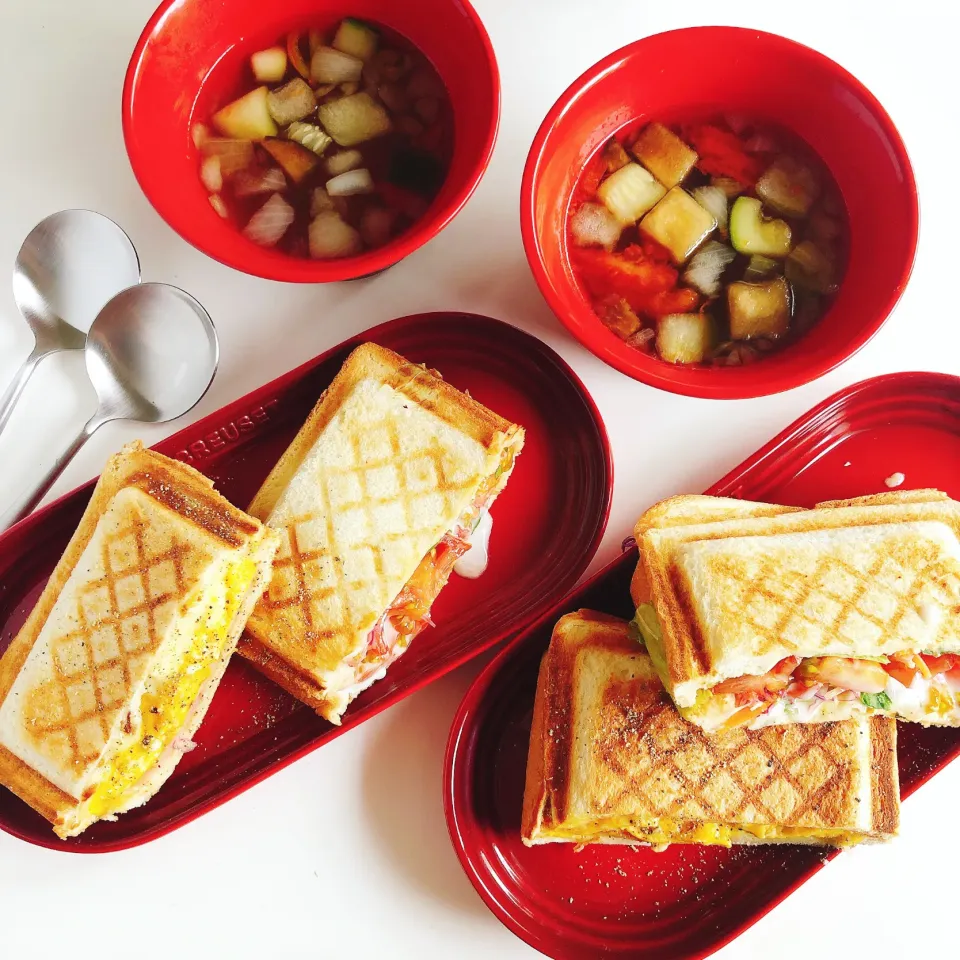 Snapdishの料理写真:ベーコンエッグチーズサンド🐖🍳🧀ベジサンド🍅|sakiさん