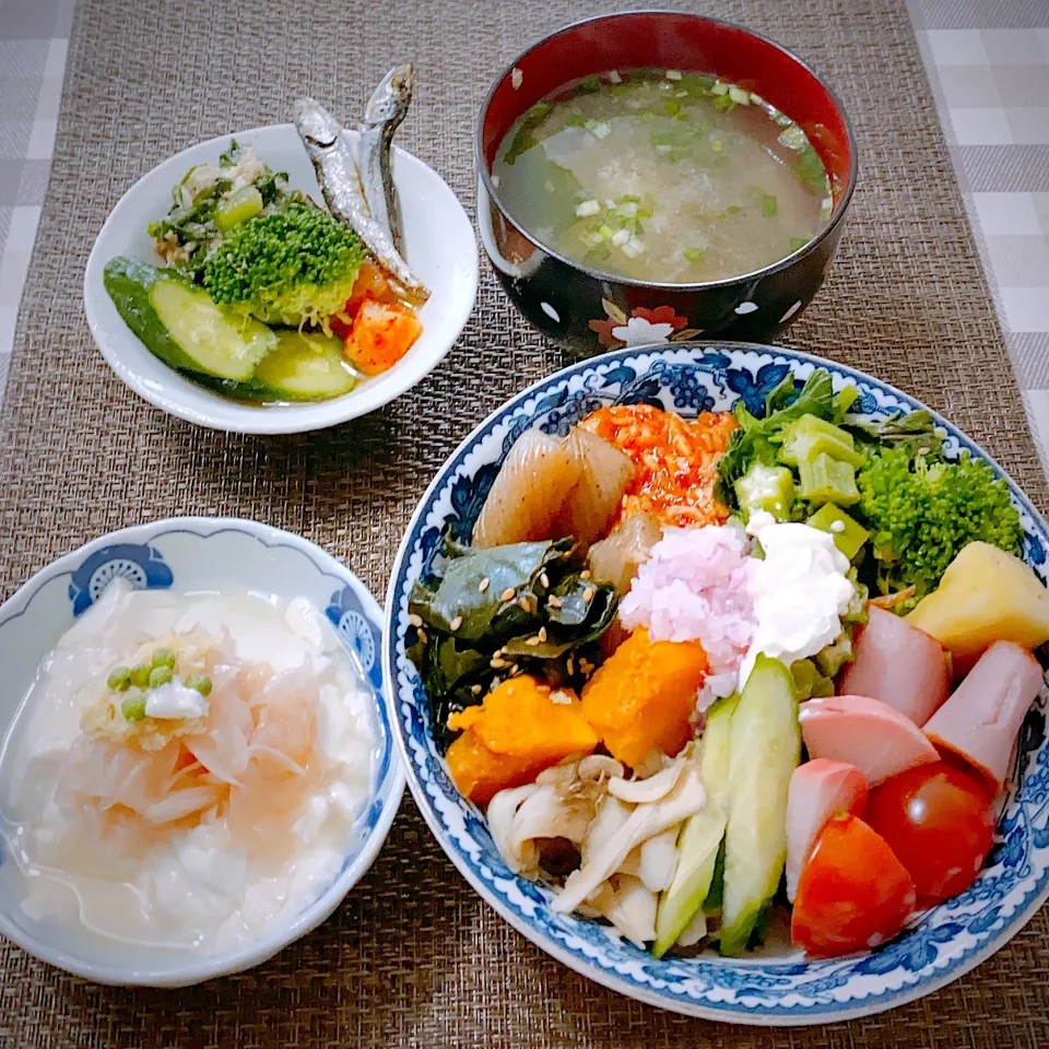 今日のお昼★ネバネバ野菜と酢玉ねぎとクリームチーズの具だくさん丼★全然見えませんがモロヘイヤとオクラとツルムラサキ入り|riko30294さん