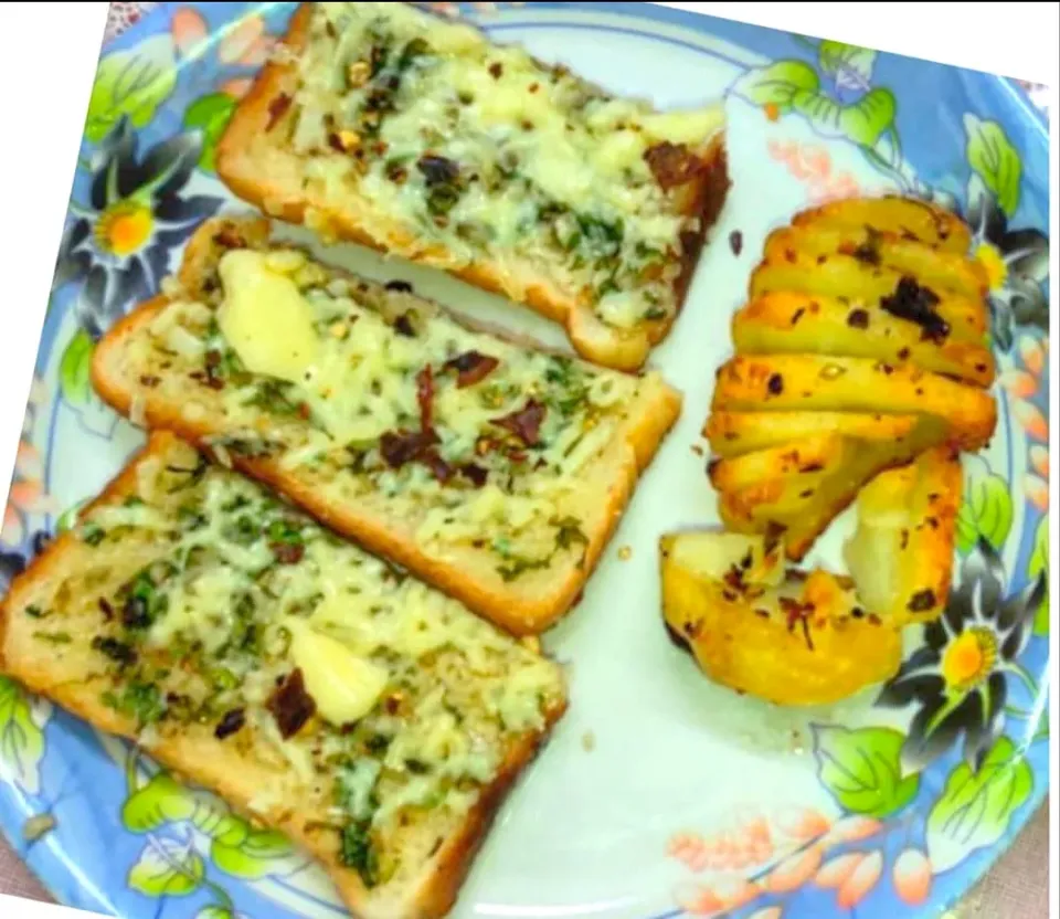 Snapdishの料理写真:cheesy garlic bread and baked garlic butter potato|Priyaさん