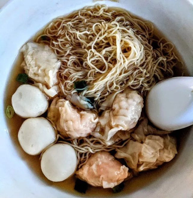 wonton noodle soup with fish balls|steven z.y.さん