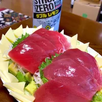 Snapdishの料理写真:アボカドのサラダのマグロのっけ盛り|Lascauxさん