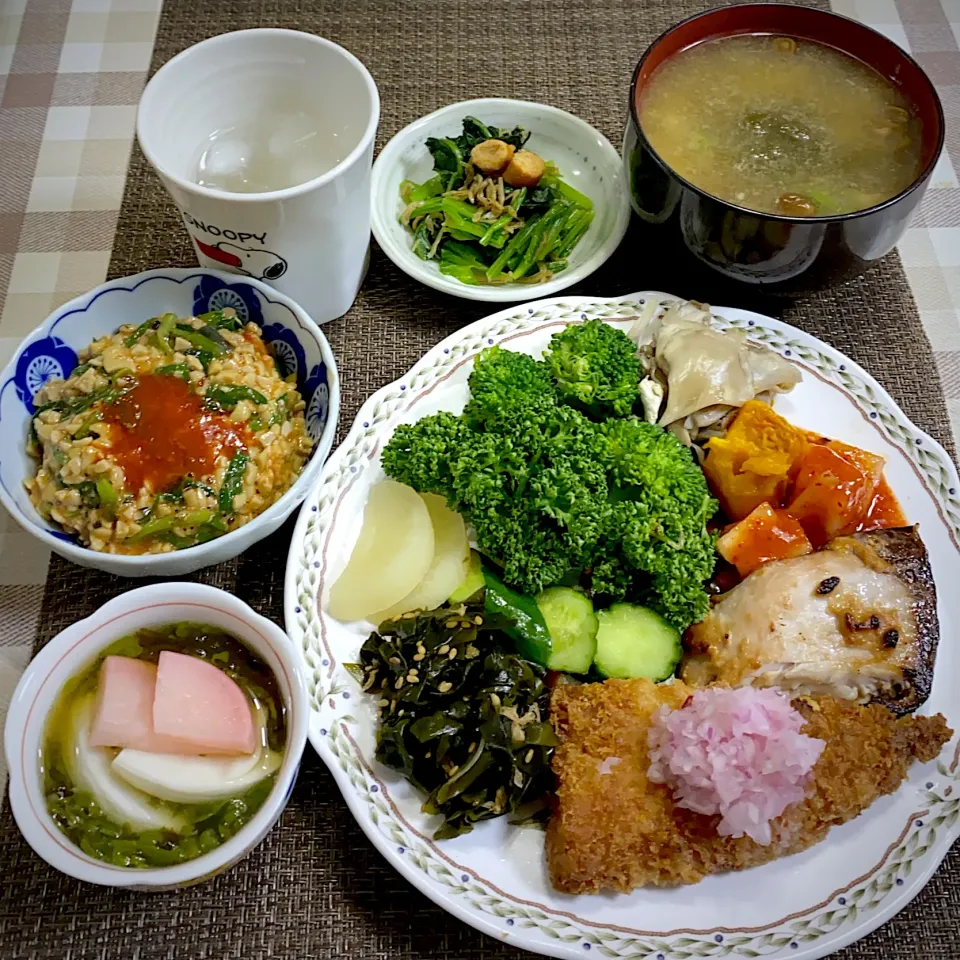 今日の夕飯★アジフライと鰤の粕漬け★納豆はモロヘイヤとツルムラサキとコチュジャンと黒酢を入れました！|riko30294さん