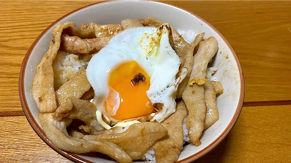 目玉豚焼き丼|펭귄  마사노부(ペンギン政信)さん