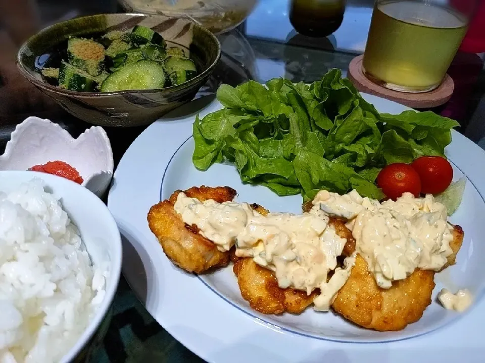 Snapdishの料理写真:揚げない鶏ムネのチキン南蛮
手作りタルタルソース
きゅうりの浅漬け
明太子
もずく|maaさん