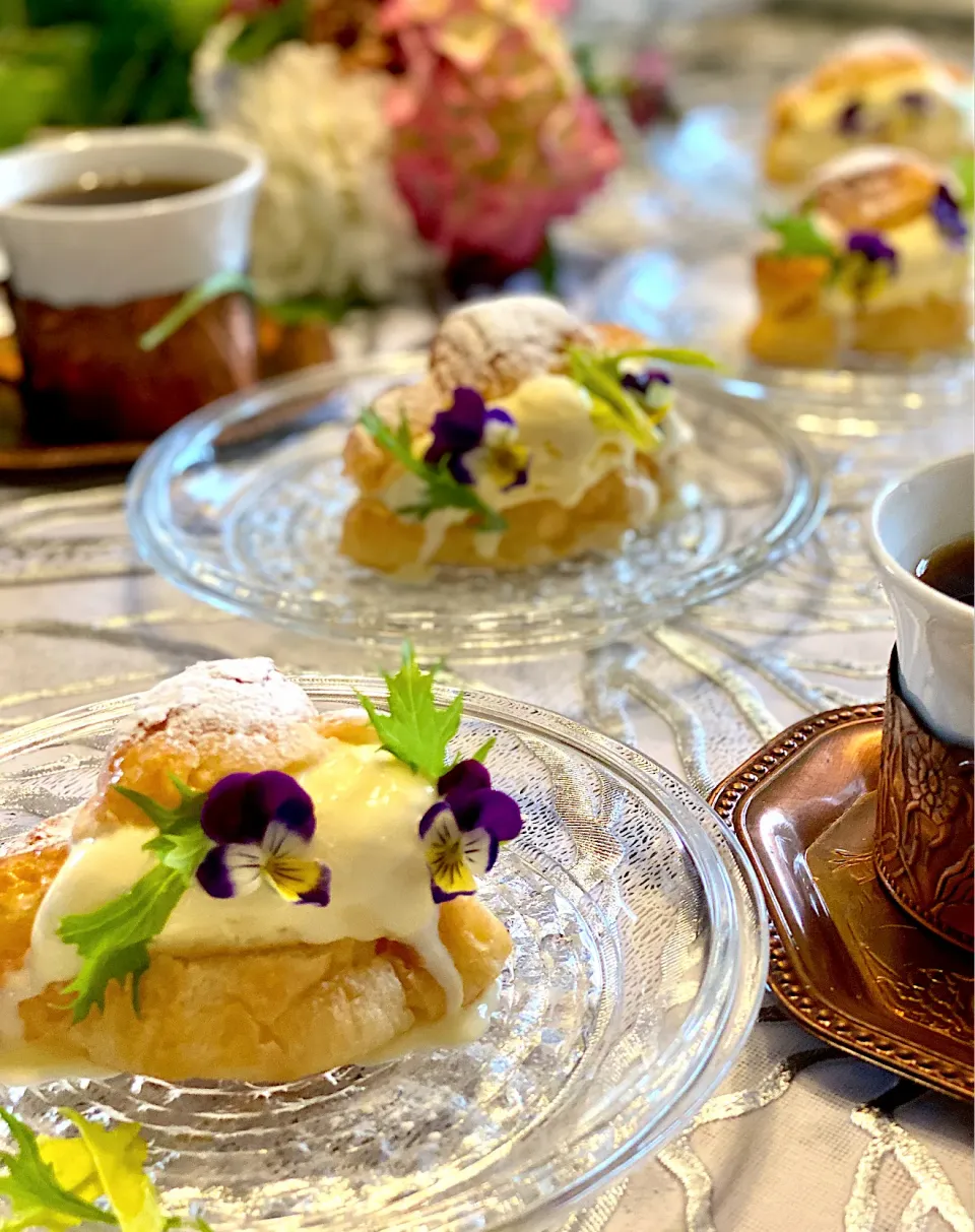 ミニサイズの クロワッサン🥐 にバニラアイスを IN❣️エディブルフラワーで おめかし😄|paaruさん