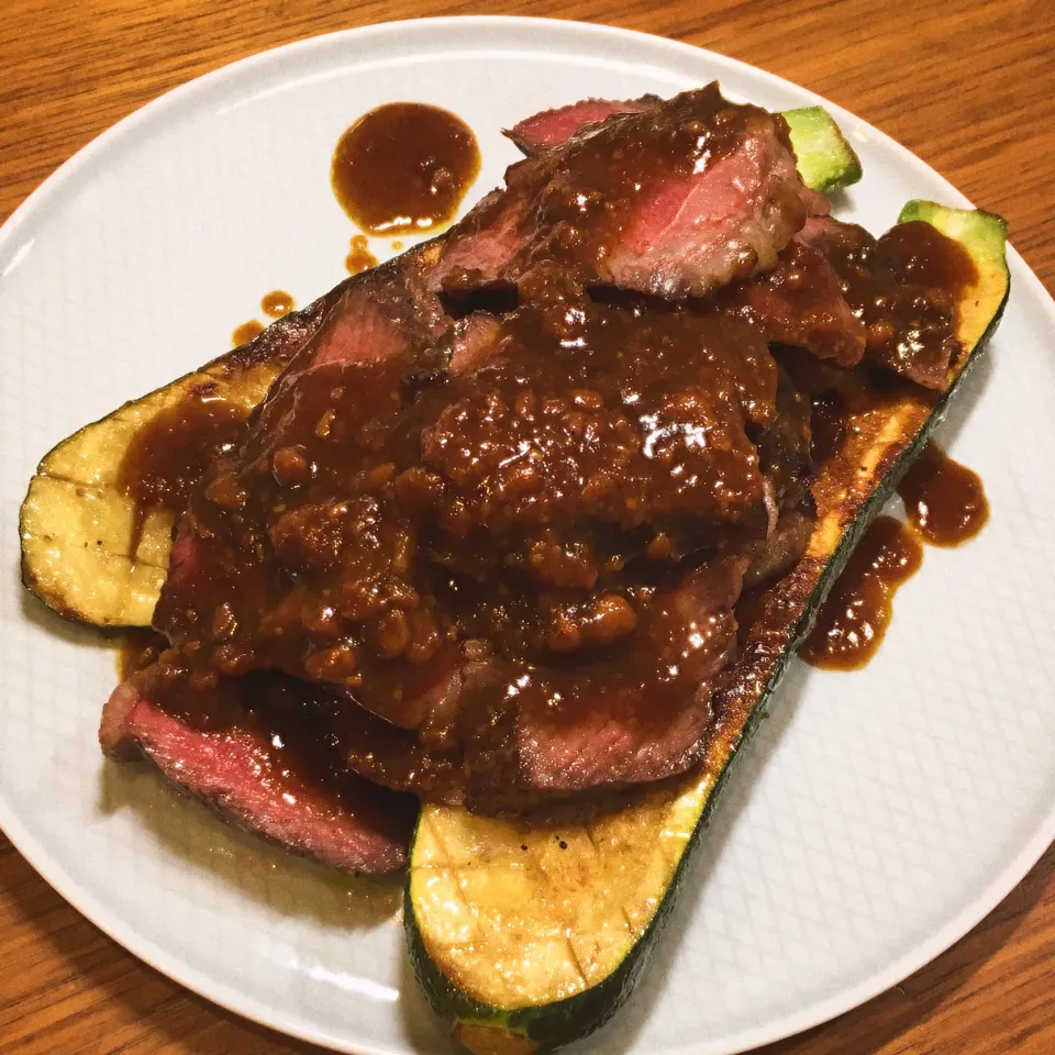 味噌ソースのステーキとズッキーニ|くろあおさん