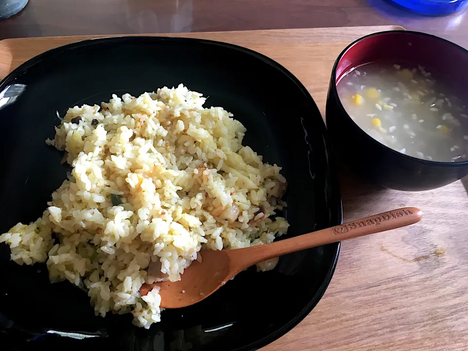 Snapdishの料理写真:野菜炒めの残り物炒飯！&塩麹コーン中華スープ|にゃふてんさん