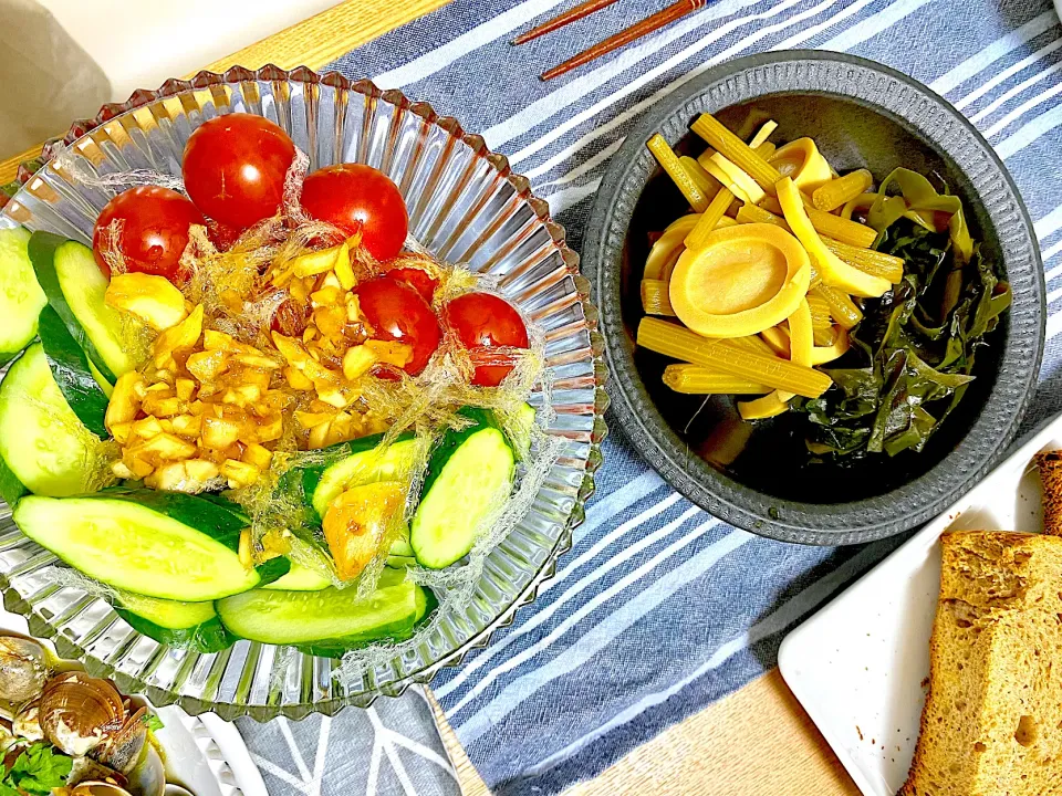 祖父のたまねぎでドレッシング！フルトマときゅうり、寒天のサラダ🥗いただいた破竹、わかめ、祖母のふきで煮物|1614さん