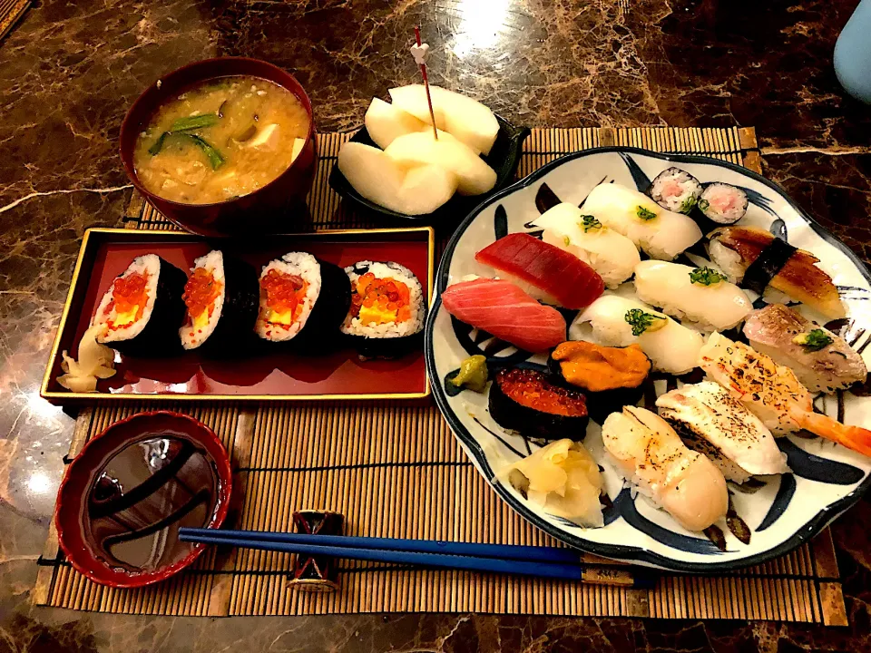 テイクアウト寿司🍣。海老やホタテや鯵等は…炙って塩とスダチをかけて❣️。初物の梨がデザート🍀|💍ごはん🍚さん