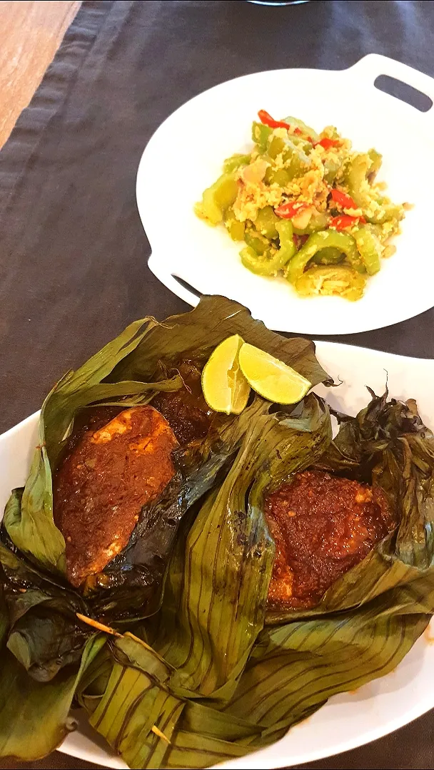 Snapdishの料理写真:Grilled mackerel in chilli sauce wrapped in banana leaf and stir fried egg bittergourd|YCさん