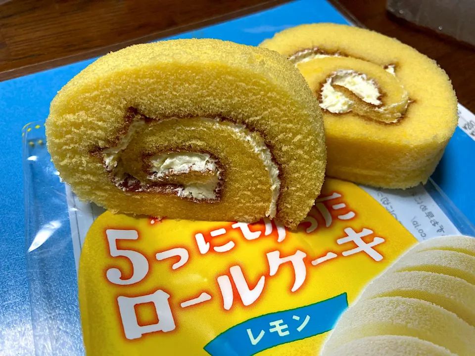 ５つに切ったロールケーキ|はっちぃさん