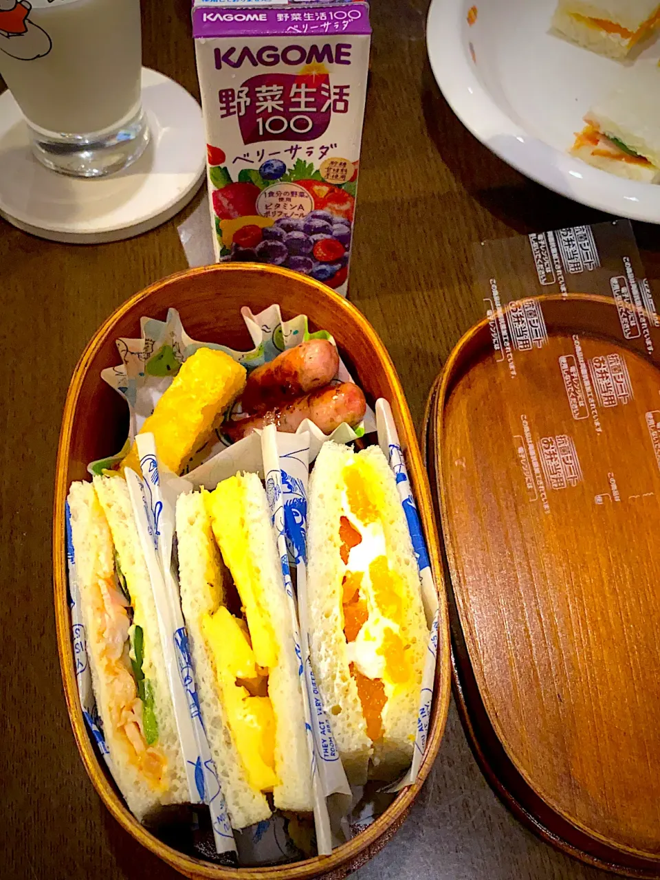 Snapdishの料理写真:お弁当🍱　ハーブソーセージソテー　チーズポテト　チリガーリックシーズニング　蒸し鶏とピーマンのサンドイッチ　オーロラ辛ソース　卵サンド　みかんホイップサンド　野菜ジュース　麦茶　牛乳|ch＊K*∀o(^^*)♪さん