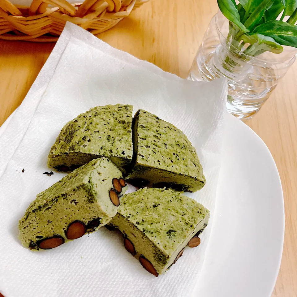 Snapdishの料理写真:しっとり抹茶黒豆おから蒸しパン|akkoさん