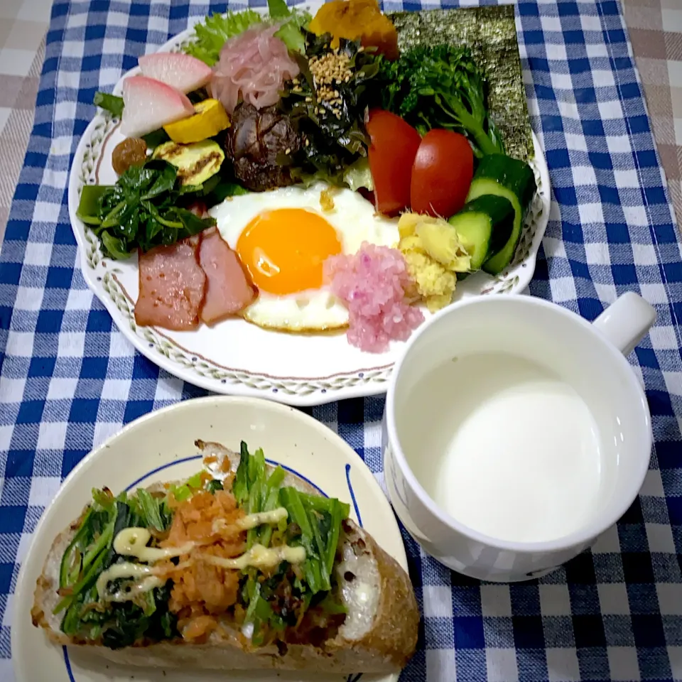 Snapdishの料理写真:今日の朝ごはん★蕎麦くるみレーズンパンで🖤ほうれん草の山椒しらす和え＋鮭そぼろのマヨクリームチーズトースト|riko30294さん